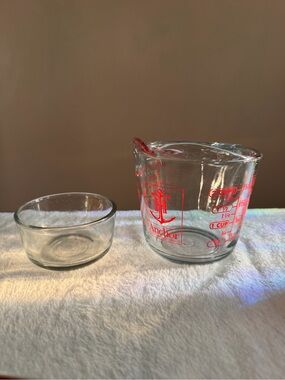 Anchor hocking glass measuring cup with additional cup